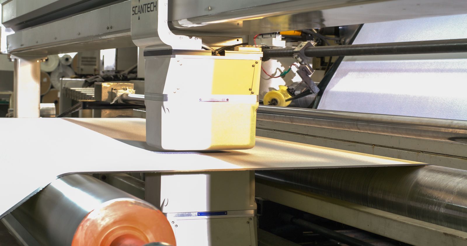 Scanning gauge measuring belt thickness on the line