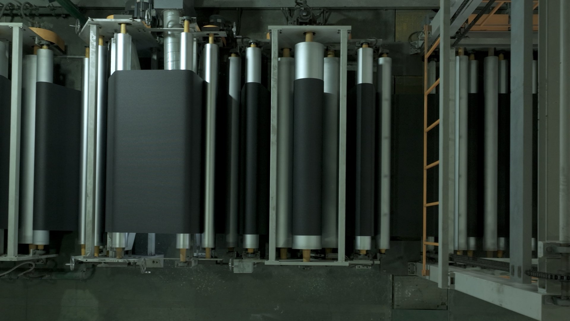 Solid woven fabric passing through the deep impregnation tank